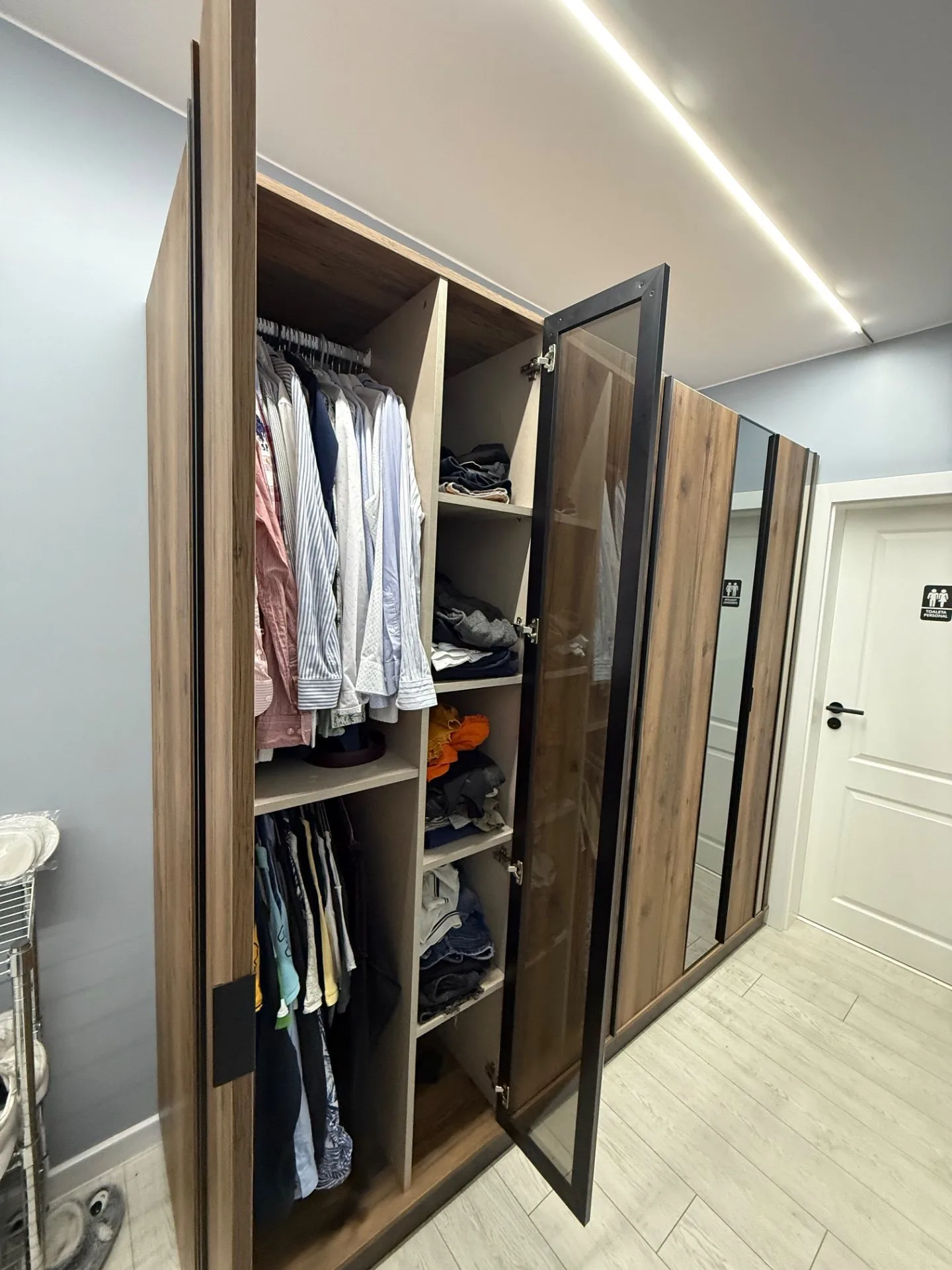 Dulap dressing 6 uși cu oglinzi , modern, stare perfectă