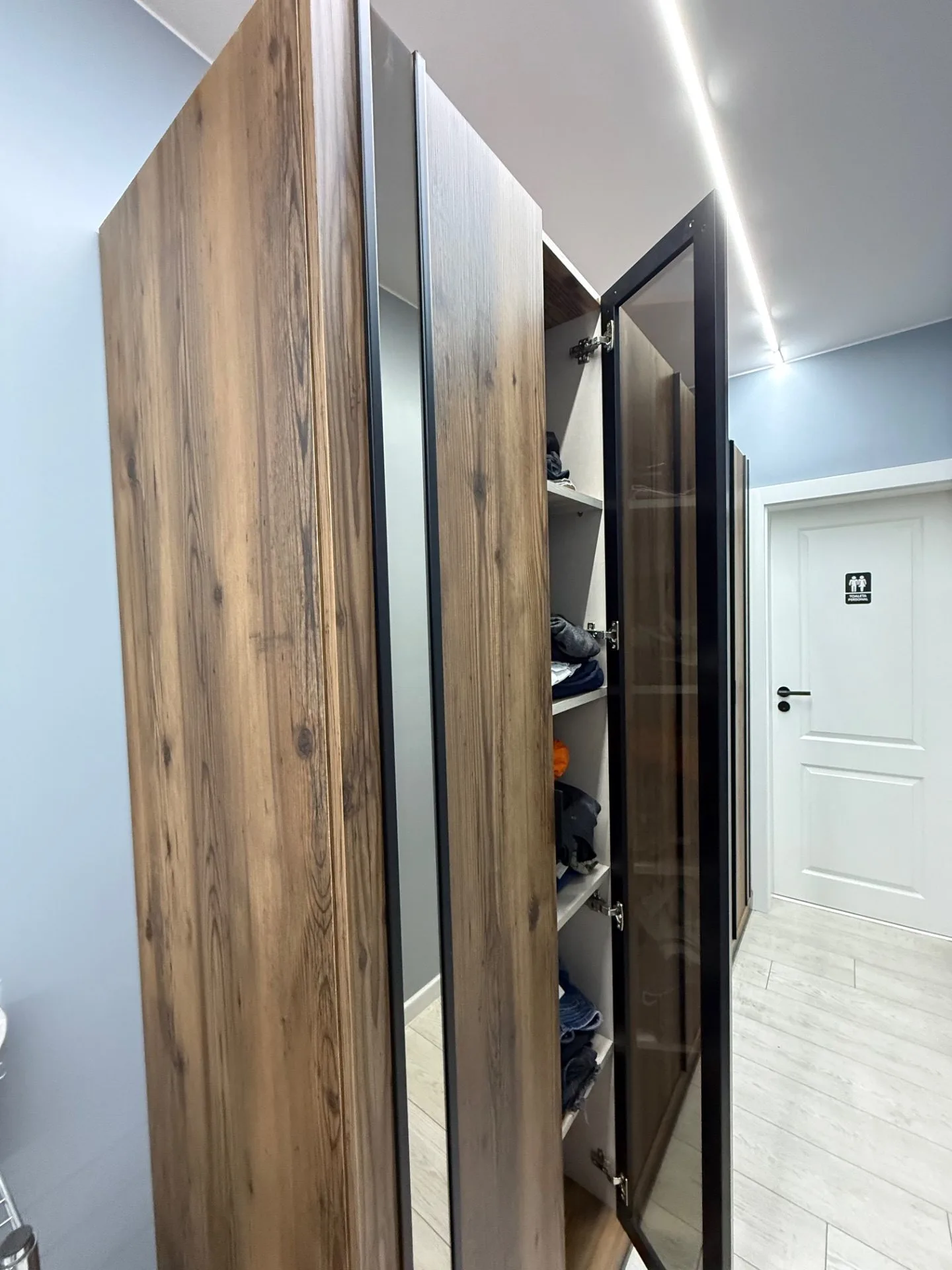 Dulap dressing 6 uși cu oglinzi , modern, stare perfectă