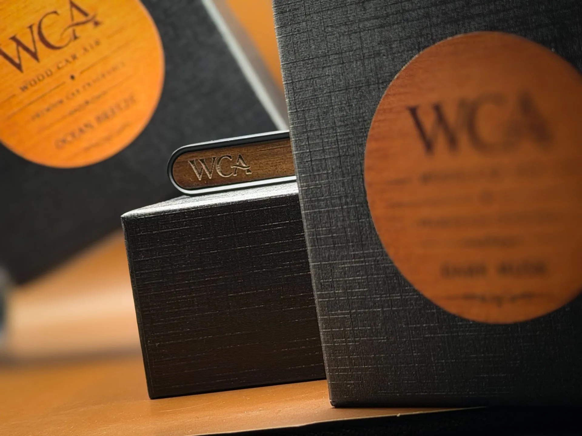 WCA Wood Car Air – Odorizant Auto Premium din Lemn | Reîncărcabil |