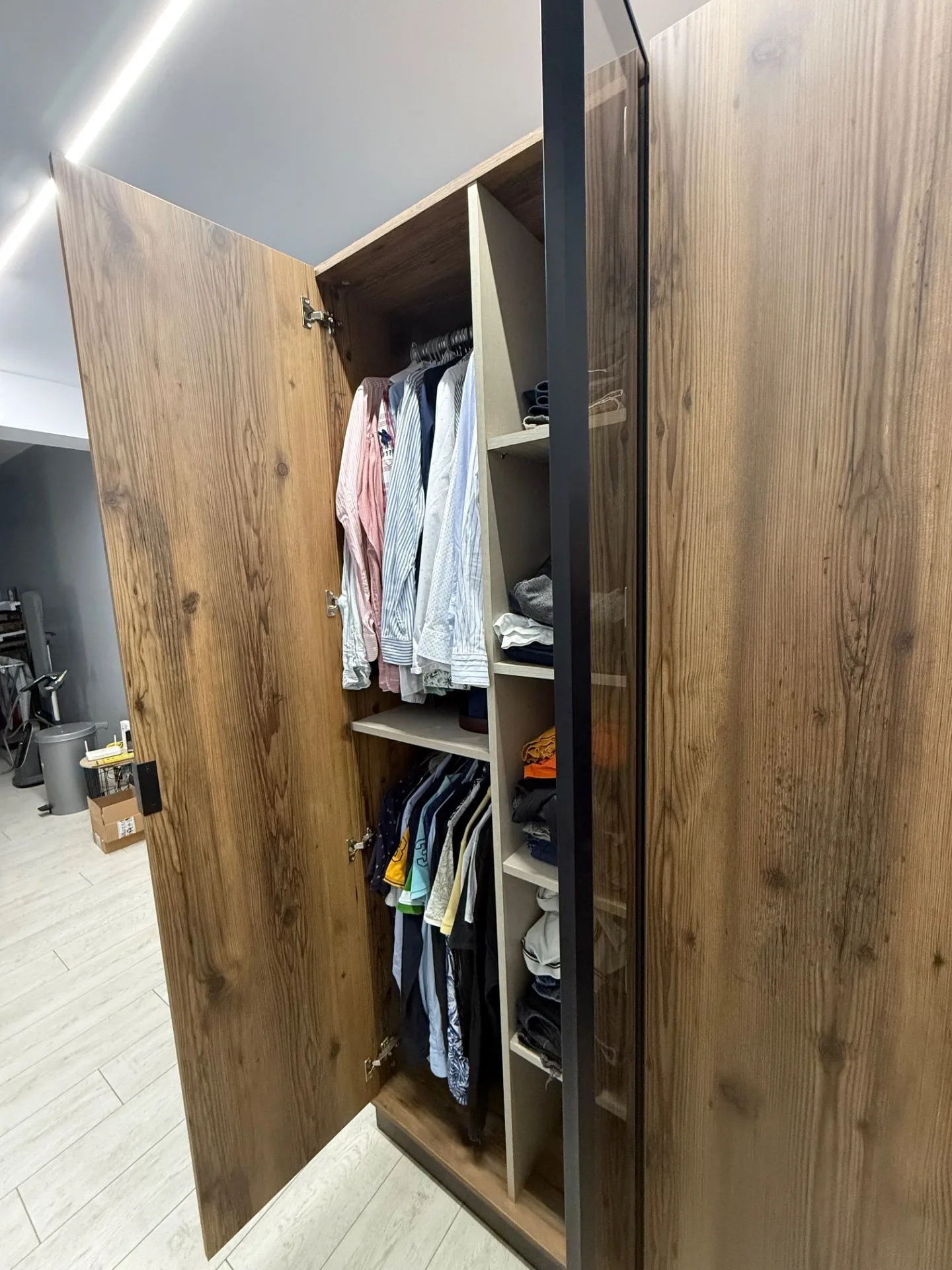 Dulap dressing 6 uși cu oglinzi , modern, stare perfectă