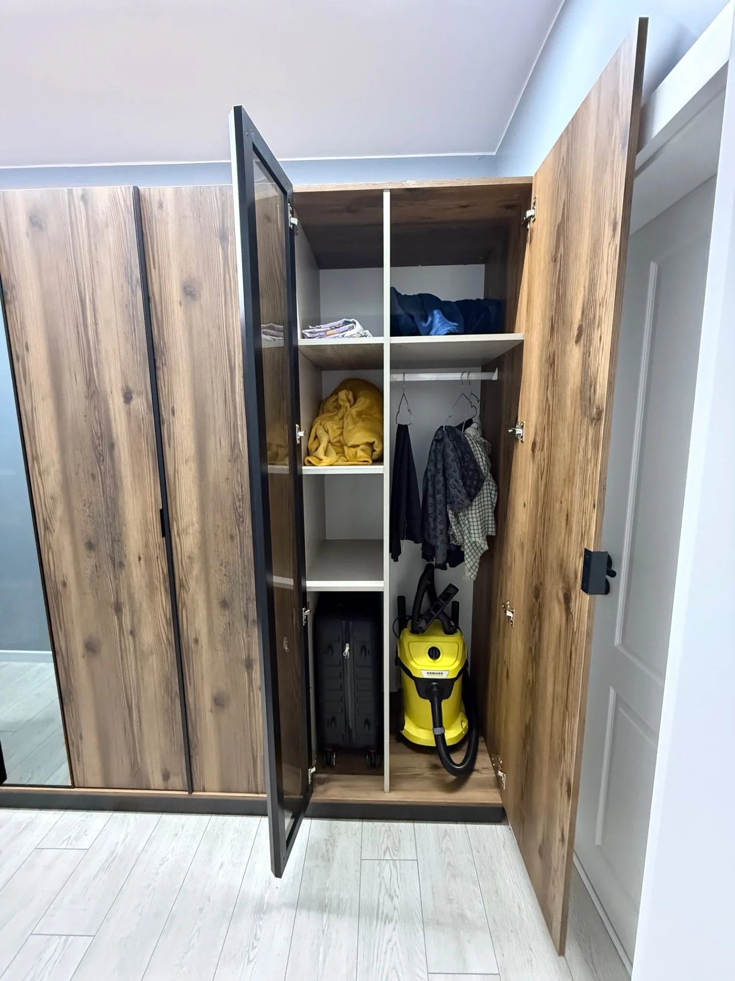 Dulap dressing 6 uși cu oglinzi , modern, stare perfectă